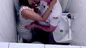 Pai ataca filha da buceta peluda no banheiro