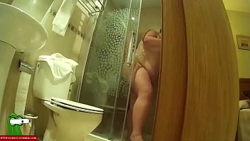Sexo anal com a irmã no chuveiro