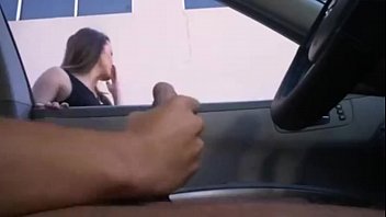 Blogamador novinha safada fica vendo o cara tocar uma punheta para ela dentro do carro